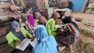 Mahasiswa PPP UIN Walisongo dan Petugas KUA Kecamatan Mijen Menjalankan Program Rutinan Membaca Al-Qur’an Di Pasar Mijen