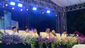 Semangat Berselawat, Jemaah Antusias Hadiri Peringatan Harlah PMI Fakultas Dakwah dan Komunikasi ke-12 di Lapangan UIN Walisongo