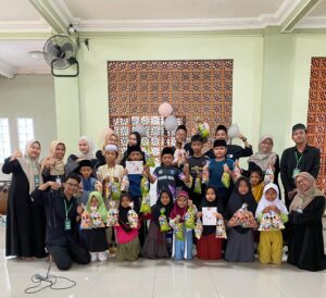Ramadhan Asik, Mahasiswa KPI Berbagi Kebahagiaan di Masjid Al-Ikhsan