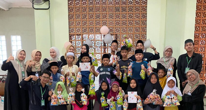 Ramadhan Asik, Mahasiswa KPI Berbagi Kebahagiaan di Masjid Al-Ikhsan