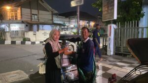 Sahur On The Road: Mahasiswa KPI dan Telkomsel Bagikan Paket Makan Sahur Bergizi