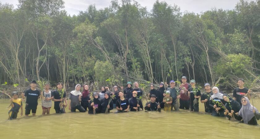 Purworejo Bonang Mantapkan Rehabilitasi Pesisir, Gandeng Komunitas Phylosopicture KPI UIN Walisongo Tanam Mangrove
