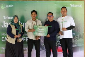 Dukung Kelestarian Pesisir, Telkomsel Gandeng Mahasiswa UIN Walisongo Menanam Mangrove di Kendal